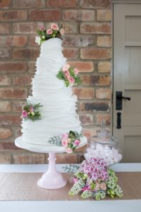clustered-fresh-flowers-cakes-master-cake-smith-belsflowers